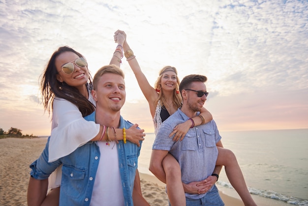 Cerca de jóvenes amigos divirtiéndose en la playa