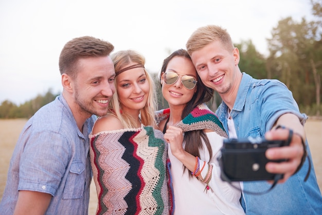 Cerca de jóvenes amigos divirtiéndose en la playa