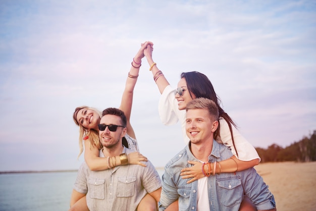 Cerca de jóvenes amigos divirtiéndose en la playa