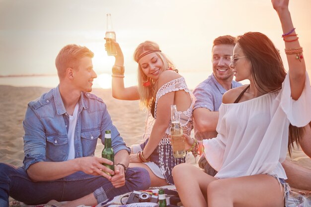 Cerca de jóvenes amigos divirtiéndose en la playa