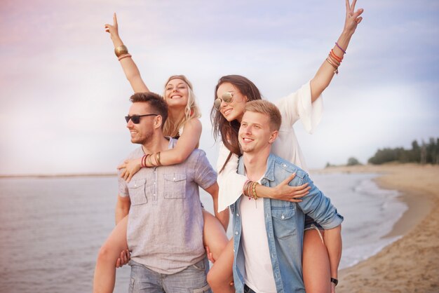 Cerca de jóvenes amigos divirtiéndose en la playa