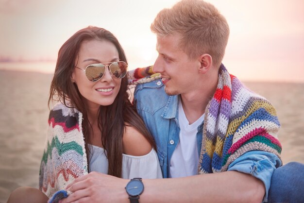 Cerca de jóvenes amigos divirtiéndose en la playa