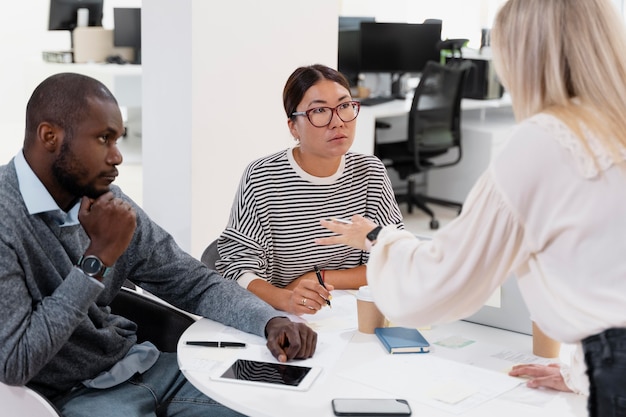 Cerca de jóvenes colegas que tienen una reunión