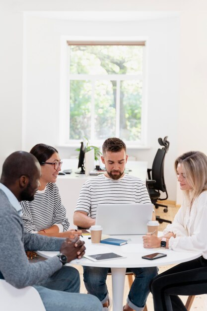 Cerca de jóvenes colegas que tienen una reunión