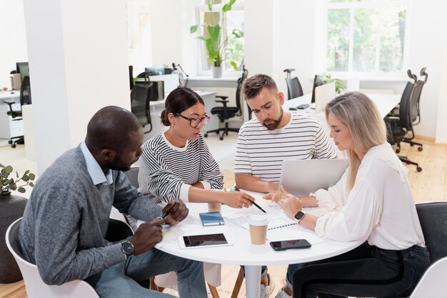 Cerca de jóvenes colegas que tienen una reunión