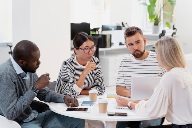 Cerca de jóvenes colegas que tienen una reunión