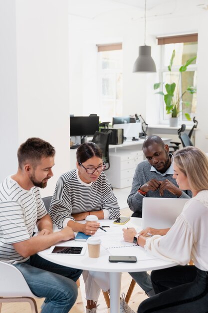 Cerca de jóvenes colegas que tienen una reunión