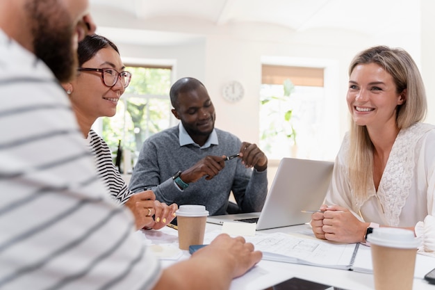 Cerca de jóvenes colegas que tienen una reunión