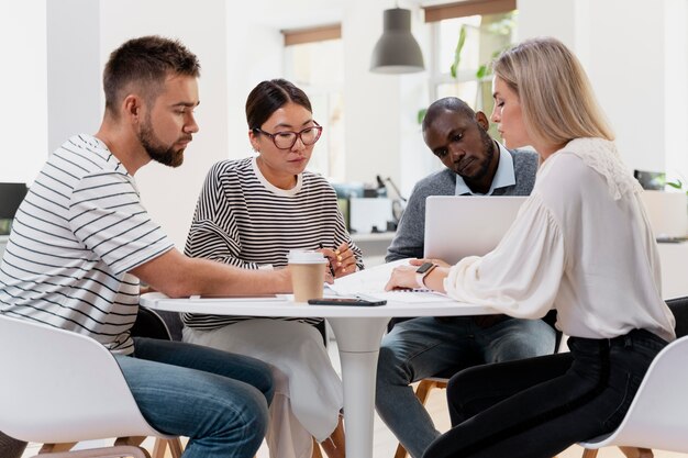 Cerca de jóvenes colegas que tienen una reunión