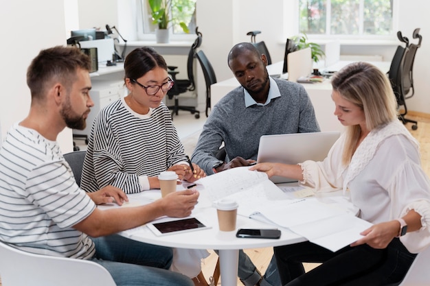 Cerca de jóvenes colegas que tienen una reunión