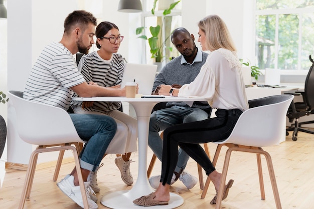 Cerca de jóvenes colegas que tienen una reunión