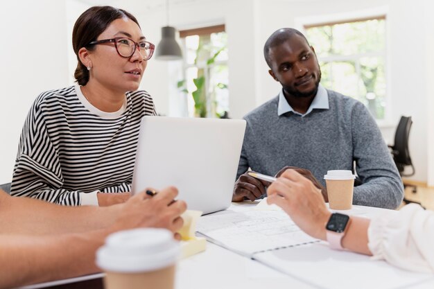 Cerca de jóvenes colegas que tienen una reunión