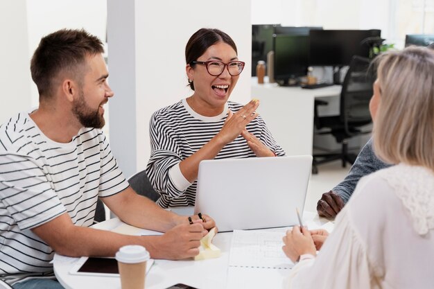 Cerca de jóvenes colegas que tienen una reunión