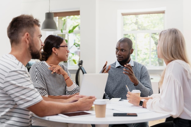 Foto gratuita cerca de jóvenes colegas que tienen una reunión