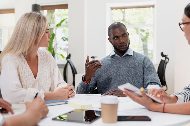 Cerca de jóvenes colegas que tienen una reunión