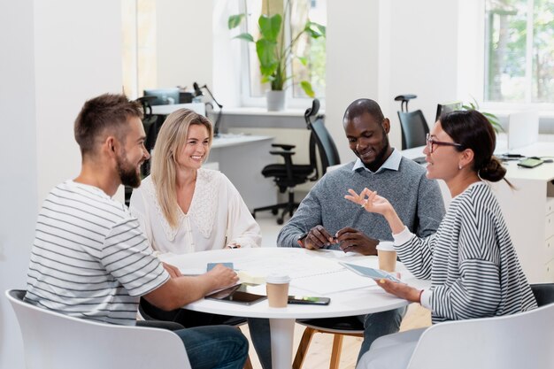 Cerca de jóvenes colegas que tienen una reunión