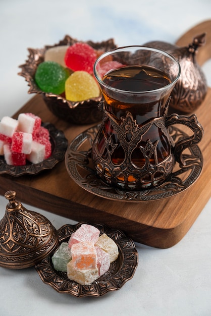 Cerca del juego de té, mermelada, lokum y té fragante