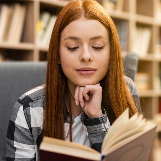 Cerca del libro de lectura de mujer