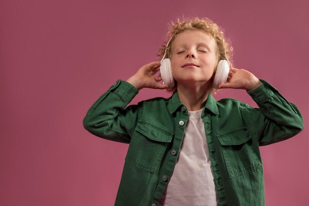 Foto gratuita cerca de lindo retrato de niño