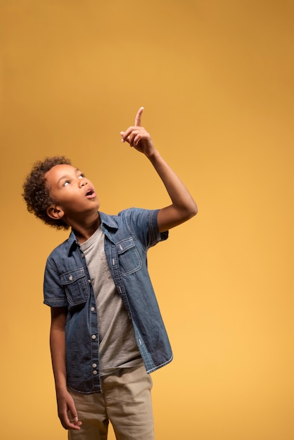 Cerca de lindo retrato de niño