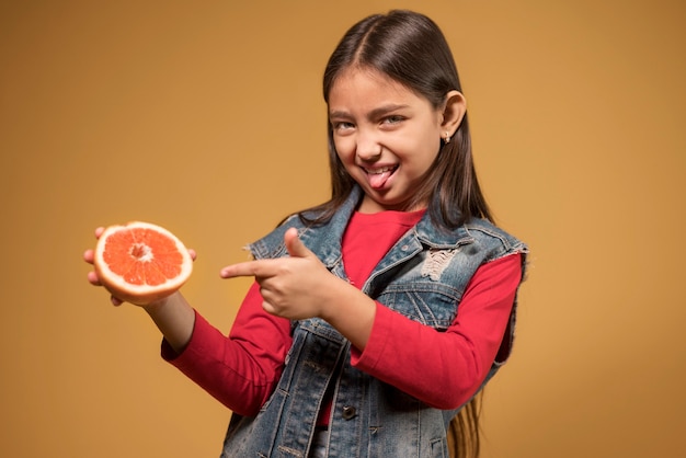 Cerca de lindo retrato de niño