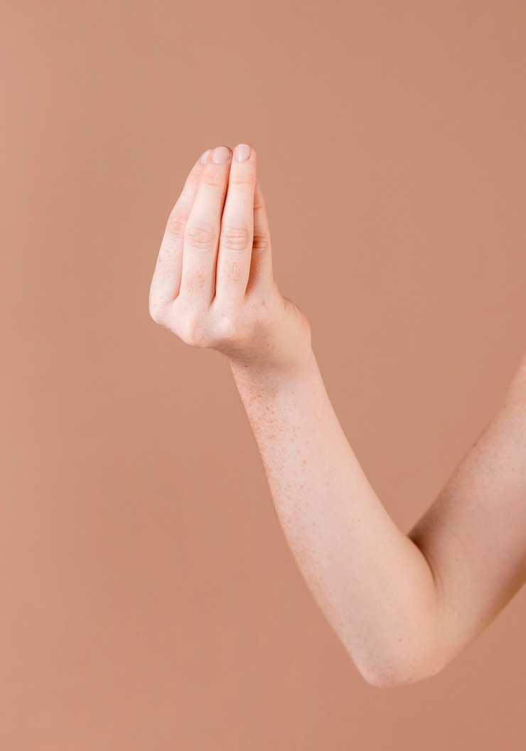 Foto gratuito cerca de una mano enseñando el lenguaje de señas
