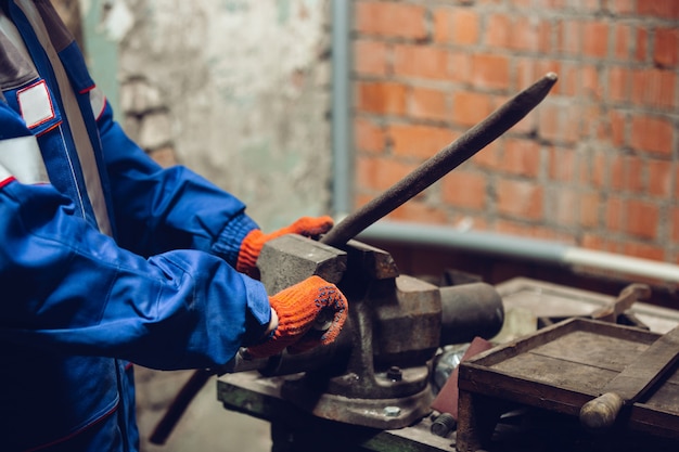 Foto gratuita cerca de la mano del reparador, constructor profesional trabajando en interiores, reparando