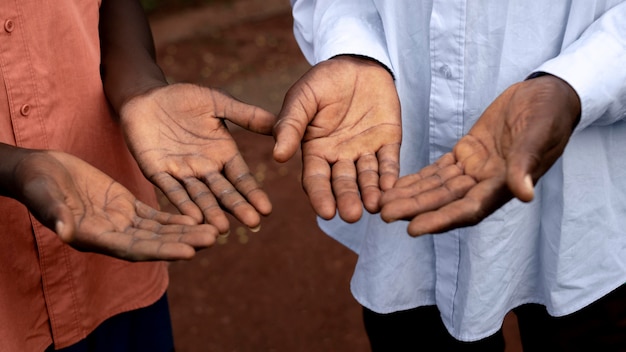 Cerca de las manos del agricultor africano