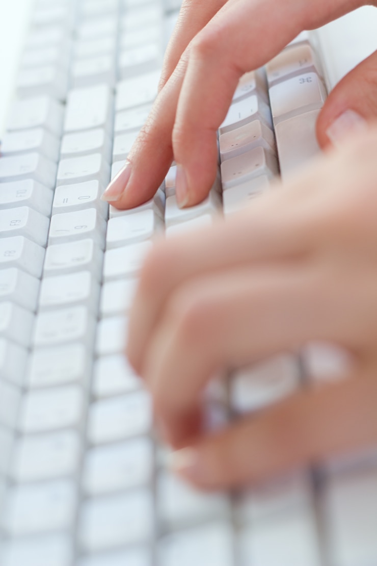 Foto gratuito cerca de manos escribiendo en el teclado en el lugar de trabajo