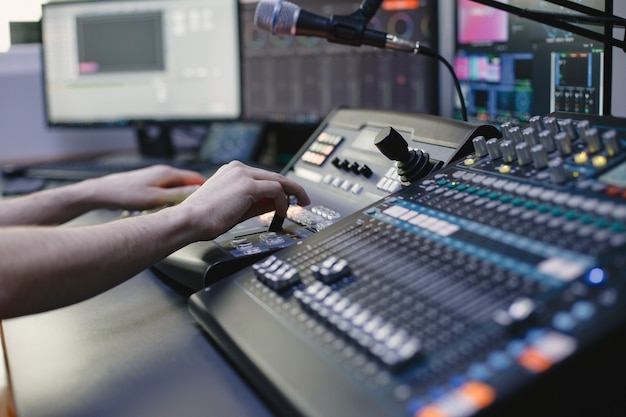 Cerca de manos de ingeniero de sonido grabando música