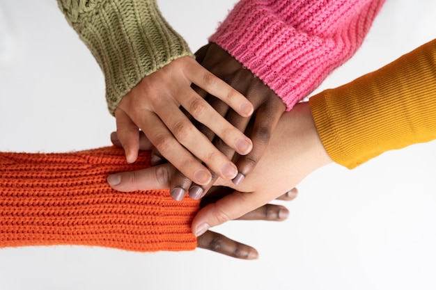 Foto gratuita cerca de las manos de las mujeres abrazados