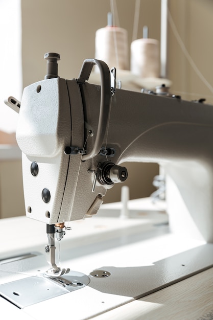 Cerca de la máquina de coser en taller