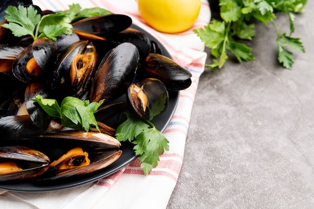 Foto gratuita cerca de mejillones sabrosos cocidos