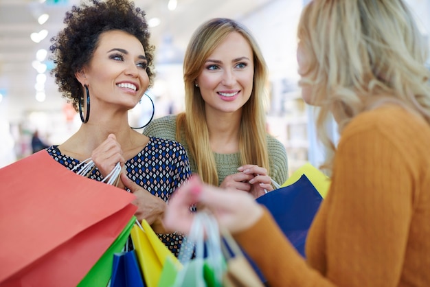 Foto gratuita cerca de mejores amigos con bolsas de la compra.