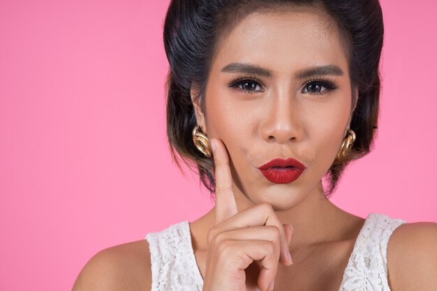 Cerca de moda mujer labios rojos gran sonrisa