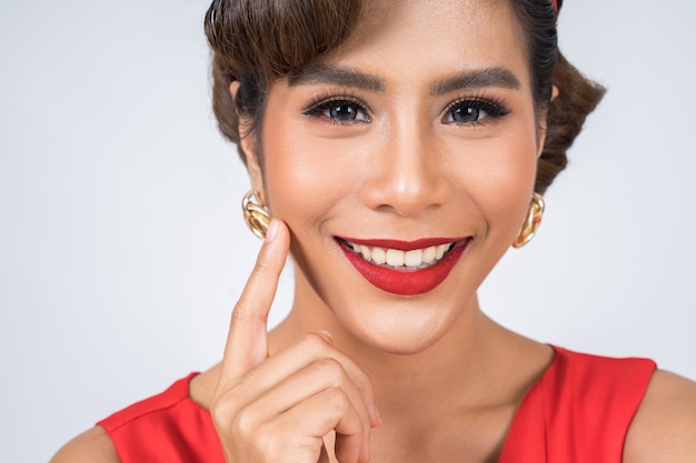 Cerca de moda mujer labios rojos gran sonrisa