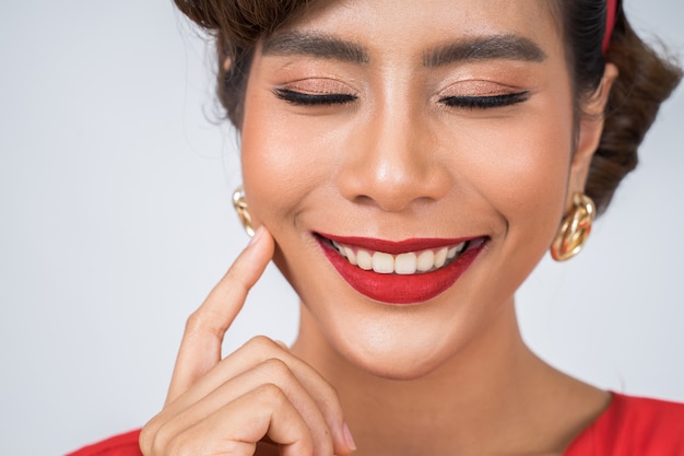 Cerca de moda mujer labios rojos gran sonrisa