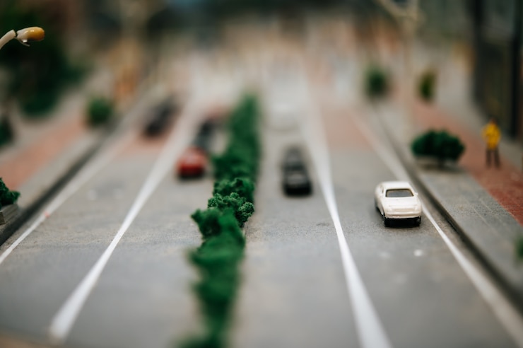 Foto gratuito cerca del modelo de coches pequeños en la carretera, la concepción del tráfico.
