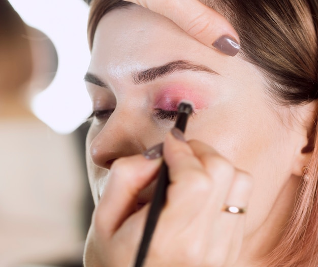 Cerca del modelo de maquillaje femenino