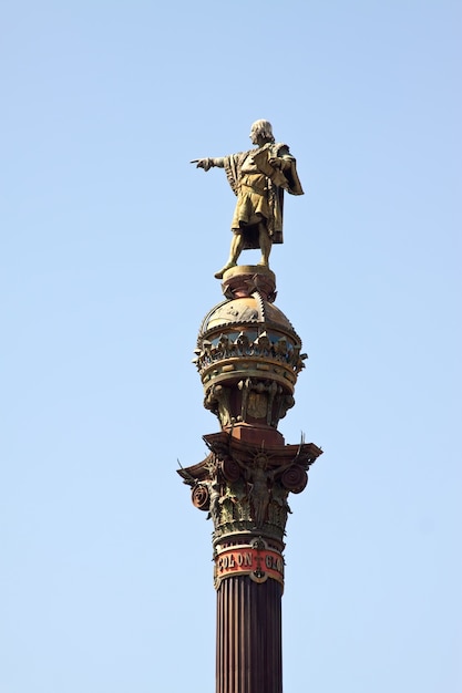 Cerca de monumento a Colón