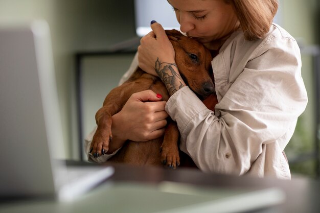 Cerca de mujer abrazando a su perro mascota