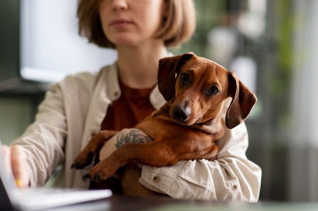 Cerca de mujer abrazando a su perro mascota