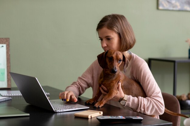 Cerca de mujer abrazando a su perro mascota