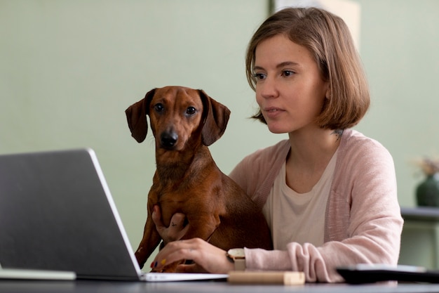 Foto gratuita cerca de mujer abrazando a su perro mascota