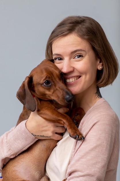 Cerca de mujer abrazando a su perro mascota