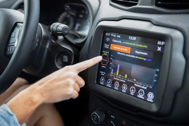 Cerca de mujer en coche eléctrico