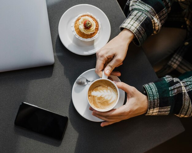 Cerca de una mujer disfrutando de un café