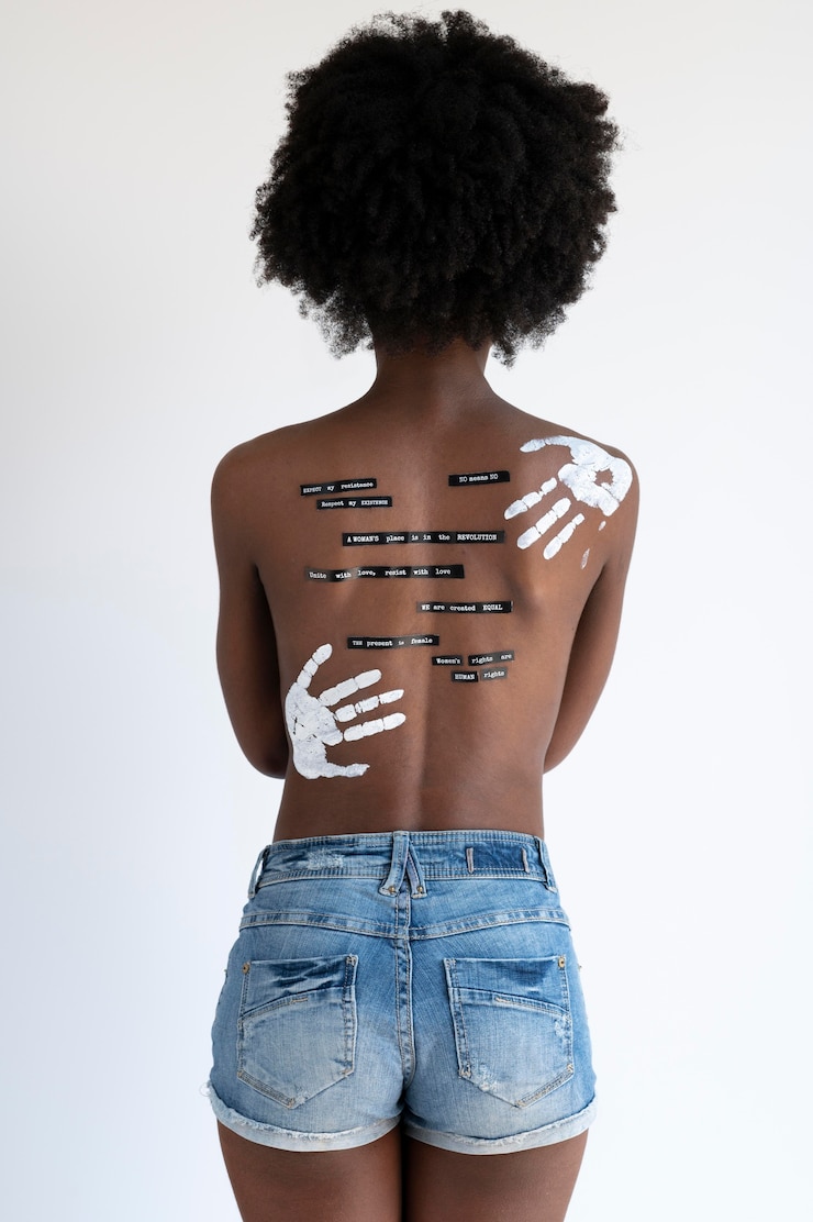 Foto gratuito cerca de mujer expresando mensaje de revolución