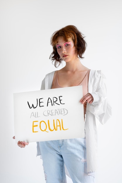 Foto gratuita cerca de mujer expresando mensaje de revolución