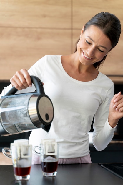 Cerca de mujer haciendo café